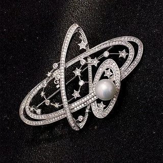 Milky Way Pearl Brooch – 925 sterling silver with 14K gold plating, luminous 8–9 mm freshwater pearl, multi-toned lab sapphires.