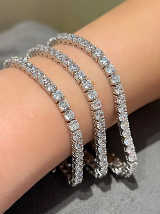 Classic tennis bracelet in 18K white gold with lab-grown diamonds – elegant silver setting and timeless design for everyday and occasion wear.