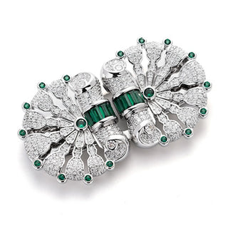 Vintage emerald clasp brooch in sterling silver with central green emerald, 57 mm wide and weighing 39 g.